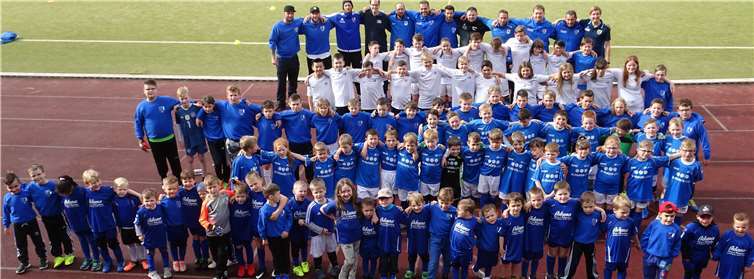 Über 100 Jugendspieler des SV Ochtendung und fast alle ihre Trainer.Foto: privat