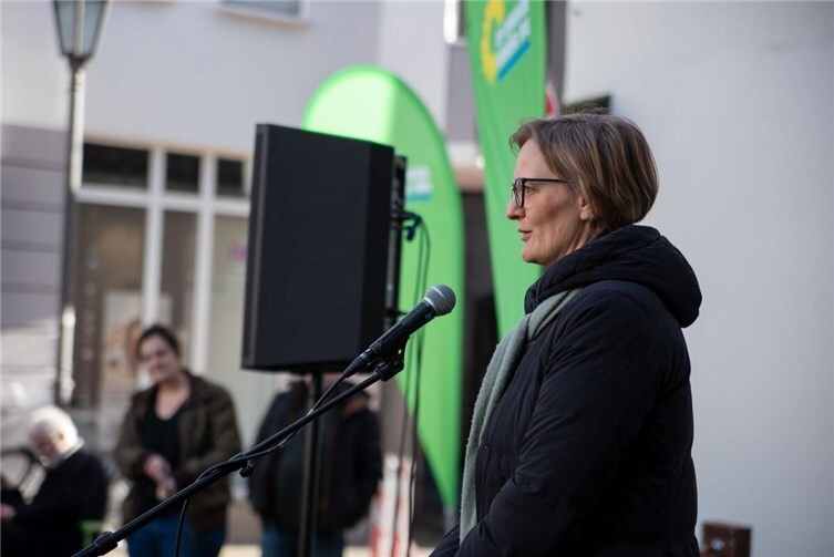 Über 100 Menschen kamen am 7. Februar zum Auftritt von Franziska Brantner vor dem Historischen Rathaus in Andernach. Foto: Rüdiger Schmidt