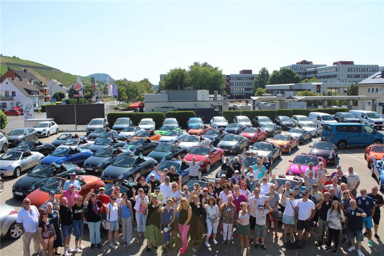 Über 100 Mitglieder mit 47 Fahrzeugen der „Streetka-Community“ waren ins Ahrtal gekommen.