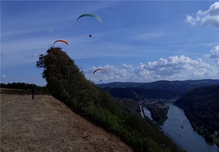 Über 100 Piloten kamen der Einladung nach und die Gäste konnten viele bunte Schirme man Himmel sehen. privat