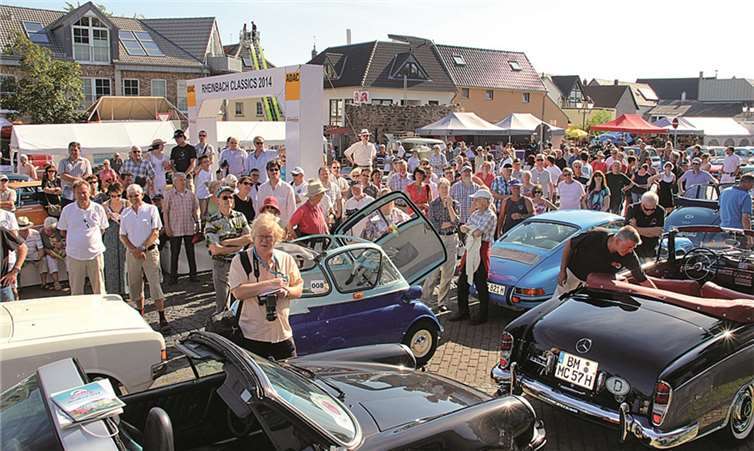 Über 100 Teilnehmer waren bei der Oldtimer-Rallye dabei und warteten auf das Startzeichen.