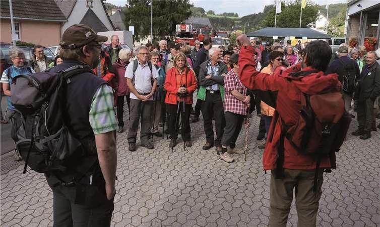 Über 100 Wanderer machten sich auf den Weg mit den Wanderführern Rolf Lück und Werner Schäfer. SES