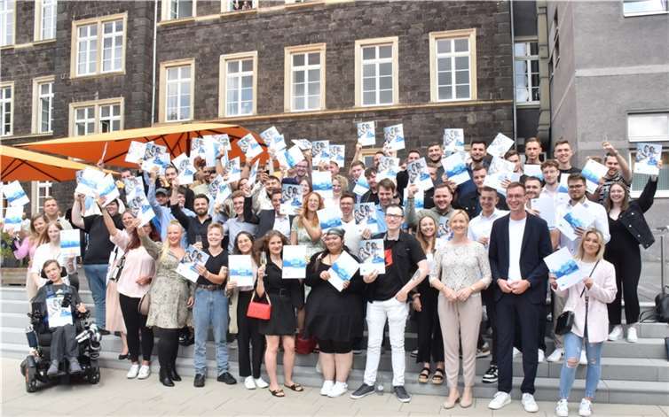 Über 100 neue kaufmännische Fachkräfte freuten sich über ihr Zeugnis.  Fotos: HEP
