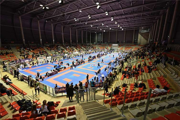 Über 1000 Karateka aus 16 Nationen treten beim „Sen5 Rhein Shiai“ 2025 in der Ring Arena gegeneinander an.
