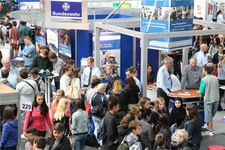 Über 110 Stände stehen als Treffpunkt zwischen Schülern, Absolventen, Unternehmen, Hochschulen und Institutionen zur Verfügung.