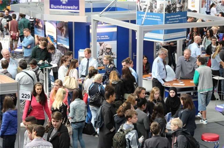 Über 110 Stände stehen als Treffpunkt zwischen Schülern, Absolventen, Unternehmen, Hochschulen und Institutionen zur Verfügung. Archiv mmm