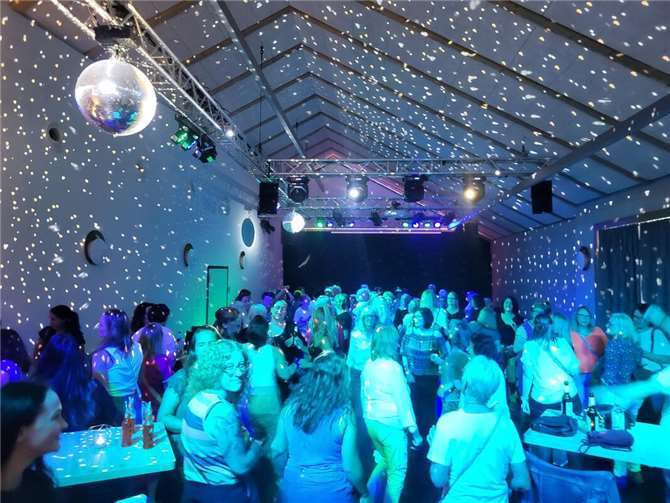 Über 120 Teilnehmerinnen – von Mitte 20 bis über 70 Jahre – folgten der Einladung zum ersten „FeierAbend“.  Foto: Christian Heller