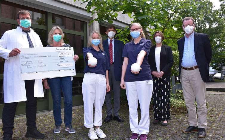 Über 13.500 Euro haben die Else Schütz Stiftung und der Fördererverein Gemeinschaftsklinikum Mittelrhein für die Akutgeriatrie im Ev. Stift St. Martin gespendet. Davon wurden eine Tovertafel und vier Ichó-Therapiebälle zu Therapiezwecken finanziert. Das Team um Chefarzt Dr. Horst-Peter Wagner (links) bedankt sich bei der symbolischen Scheckübergabe herzlich bei den Spendern. Foto: privat