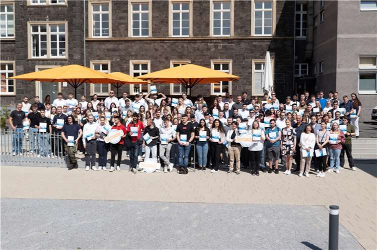 Über 150 Absolventinnen und Absolventen der IHK-Abschlussprüfungen in kaufmännischen und kaufmännisch-verwandten Berufen erschienen zur Zeugnisübergabe der IHK-Geschäftsstelle Neuwied in der food akademie.  Foto: Rainer Claaßen