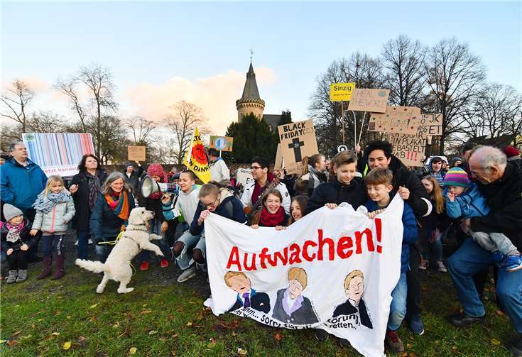Über 150 Demonstranten auf der Jan Wiese in Sinzig. Foto: RASCH