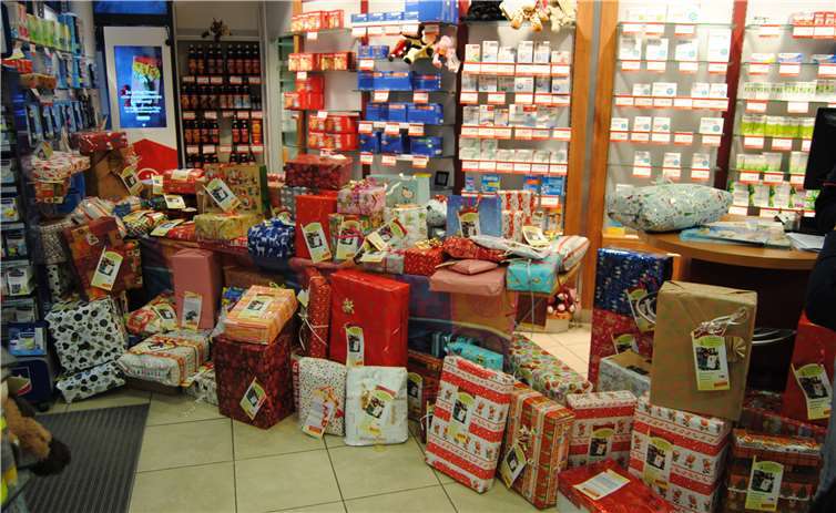 Über 150 Geschenke warteten in der Schlossapotheke auf die Kinder.PS