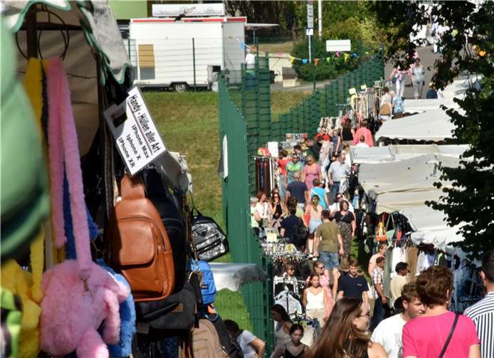 Über 150 Händler und Aussteller boten auf einer Strecke von eineinhalb Kilometern ihre Waren an.  Foto: HEP