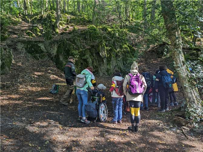 Über 150 Kinder und mehr als 50 Betreuer machten sich auf den etwa 1,5 Kilometer langen Parcours um den Schwanenteich.  Foto: Manon Wetzel/Naturpark Rhein-Westerwald