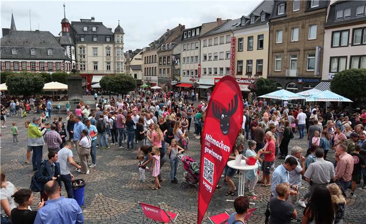 Über 1.500 Menschen waren zum Besuch des SWR3-Eis-Trucks auf den Marktplatz gekommen.