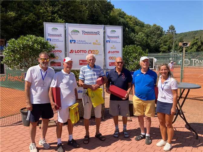 Über 160 Tennisspielerinnen und -spieler der Altersklassen (AK) 50 bis 85 gastierten in der vergangenen Woche auf der Tennisanlage des TC Blau-Weiß Bad Breisig. Foto: privat