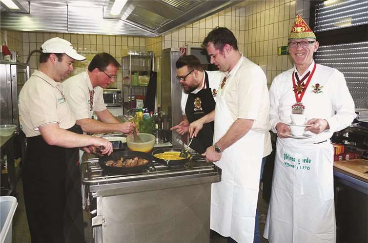 Über 180 Eier wurden von den Mitgliedern der Prinzengarde in der Küche des Bistros „Altes Casino“ zu köstlichem Rührei verarbeitet.FRE