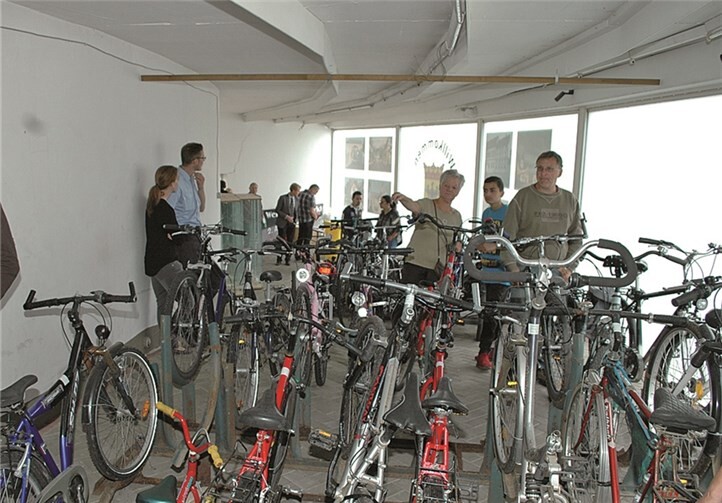 Über 20 Drahtesel stießen bei der Auktion der Stadt Sinzig auf großes Bieter-Interesse. BL