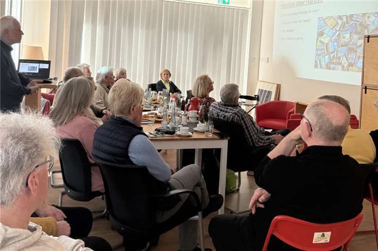 Über 20 Interessierte mit dem eigenen Handy oder Tablet in der Tasche trafen sich.  Foto: Harald Trinkaus