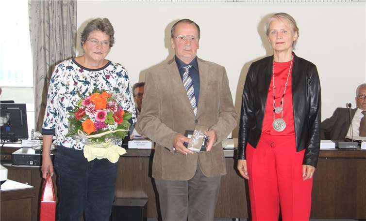 Neuer Stadtrat von Montabaur nimmt seine Arbeit auf Über 20 Jahre war Hermann Wolf Ortsvorsteher in Elgendorf. Auch er wurde im Stadtrat verabschiedet. Blumen als Dankeschön gab es für seine Ehefrau Gabriele, weil sie oft tatkräftig mit angepackt hat.Foto: Stadt Montabaur