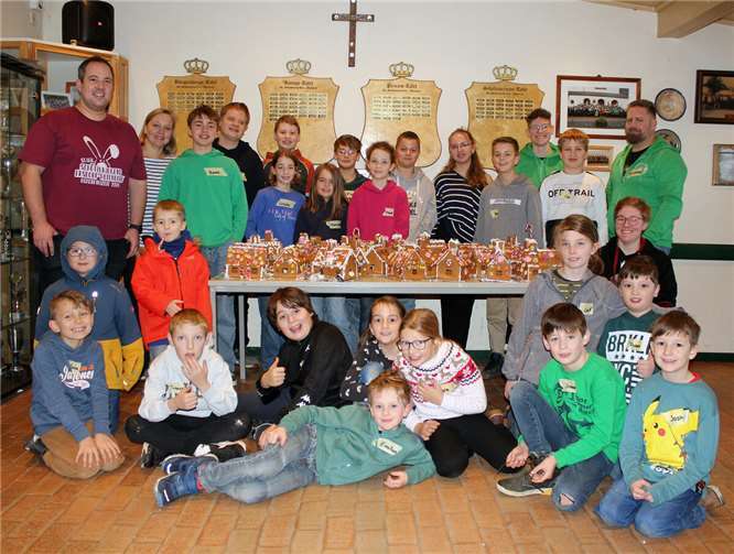Pfefferkuchenhaus-Basteln der Schützenjugend wieder ausgebucht Über 20 Kinder und Jugendliche erprobten sich am 30. November im Altendorfer Schützenhaus im Bauhandwerk. Die Pfefferkuchen-Bausätze wurden mit Zuckerguss zusammengebaut. Foto: Christian Klein