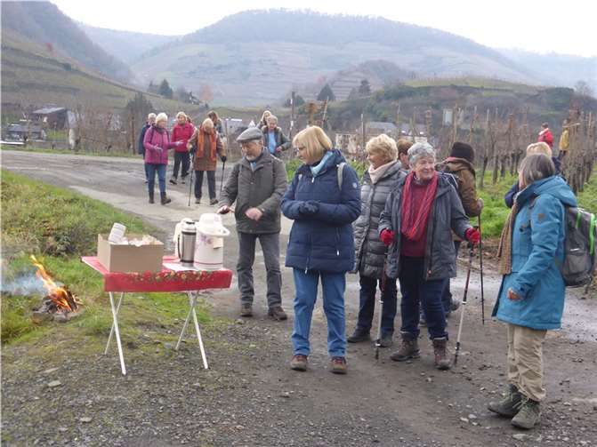 Über 20 Landfrauen und Landmänner aus dem Kreisgebiet trafen sich an der Nepomukbrücke in Rech zur Glühweinwanderung beiderseits der Ahr. Foto: privat