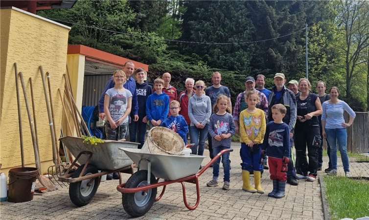 Über 20 ehrenamtliche Helfer beteiligten sich beim Reinigungstag im Freizeitbad Brohltal.  Foto: privat