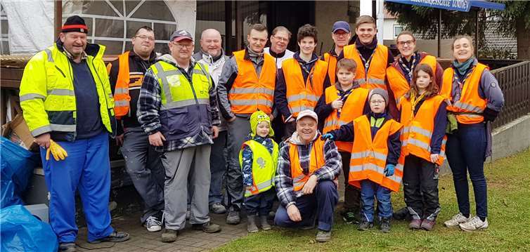 Über 20 ehrenamtliche Helfer sammelten in und um Torney über vier Kubikmeter Müll. Foto: privat