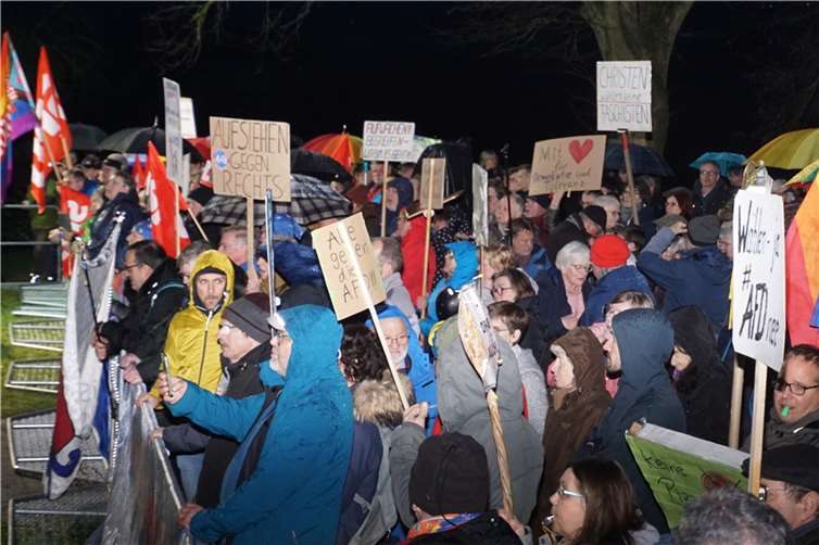 Über 200 Anhänger des „Bündnis für Demokratie und Toleranz“ hießen die Besucher der AfD-Veranstaltung nicht willkommen.  Fotos: FF