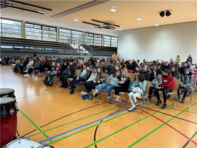 Über 200 Besucher fanden sich in der Turnhalle ein. Quelle: Kurfürst-Balduin-Realschule plus