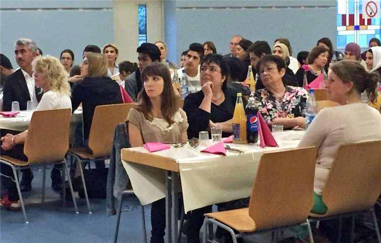 Über 200 Besucher nahmen am interkulturellen Fastenbrechen im Helenensaal teil. Privat