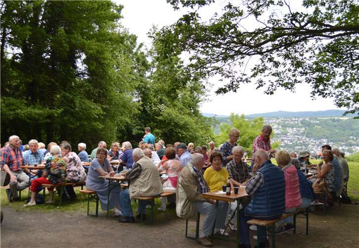 Über 200 Gäste hatten den Weg auf den Reisberg zum traditionellen Pfingsttermin des Verschönerungsvereins gefunden. Fotos: AB
