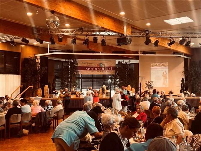 Über 200 Gäste hatten sich für die Veranstaltung angemeldet und wurden mit einem Sektempfang sowie dezenter Hintergrundmusik in der Vulkanhalle begrüßt. Foto: privat