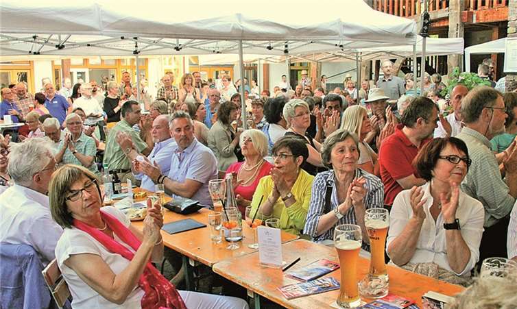 Über 200 Gäste kamen zur Eröffnung von „Kultur im Hof“ in den Himmeroder Hof und genossen bei hochsommerlichen Temperaturen die Musik der Sunny Side Bigband.STEIN