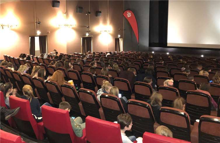 Über 200 Jugendliche waren der Einladung gefolgt und sahen die exklusive Premiere von "Club der roten Bänder - wie alles begann".Foto: Sparkasse Neuwied