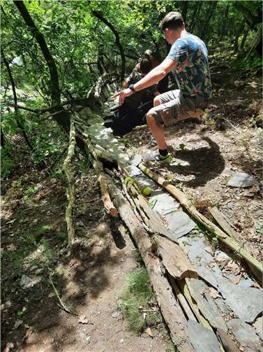 Über 200 Väter und Kinder kamen in der Geringer Schieferkaul zusammen, um sich einer gigantischen Aufgabe zu stellen. Fotos: privat
