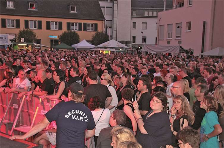 Über 2.000 Besucher rockten den Bendorfer Kirchplatz.