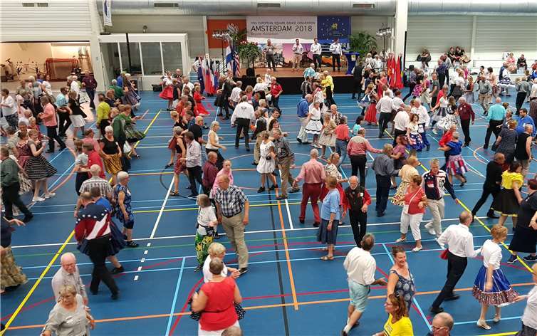 Über 2.000 Tänzer folgten in sieben Hallen den Tanzanweisungen der 17 Caller in Amsterdam. Mittendrin auch sechs Ceramic Dancers aus dem Westerwald. privat