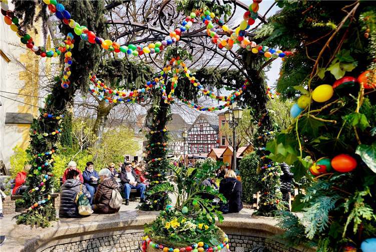 Über 2000 handgefertigte Ostereier schmücken den Brunnen.Foto: DU