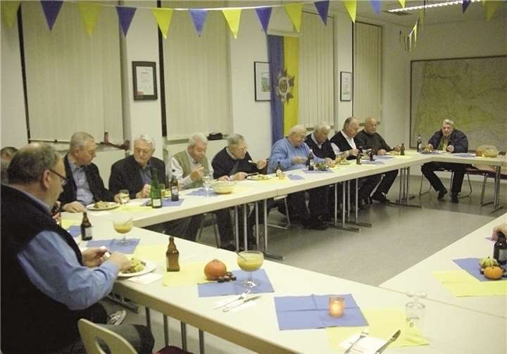 Über 25 Senatoren verbrachten einen geselligen und unterhaltsamen Passivenabend im Bürgerhaus. privat