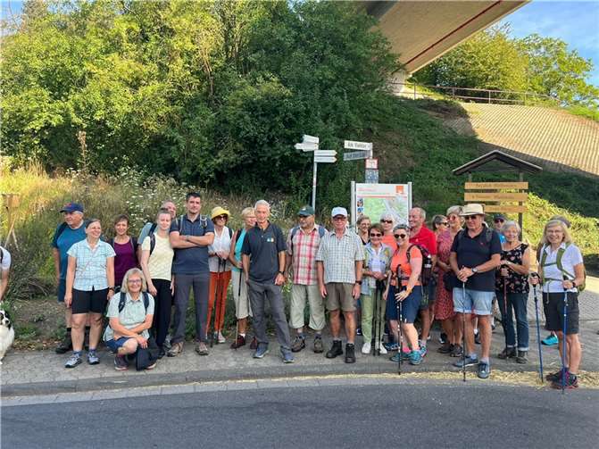 Über 25 interessierte Teilnehmer fanden sich morgens am Begrüßungsportal des Premiumwanderweges ein. Foto: privat