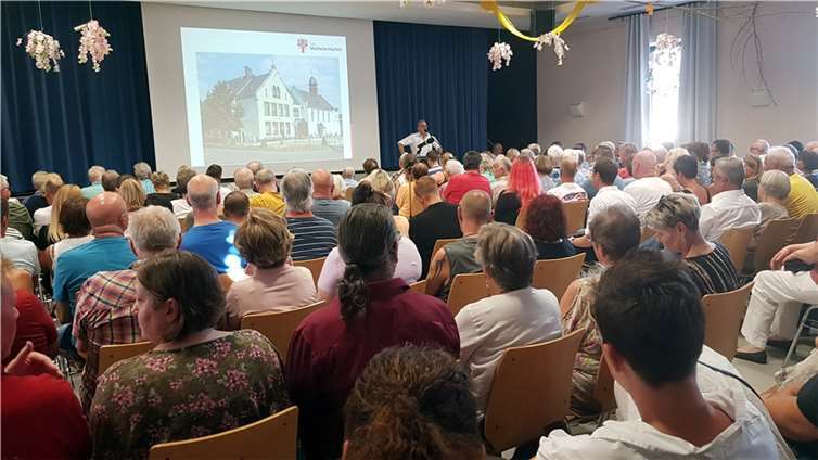 Hitzige Diskussionen im Vereinshaus Über 260 interessierte Teilnehmer verfolgten die Einwohnerversammlung.