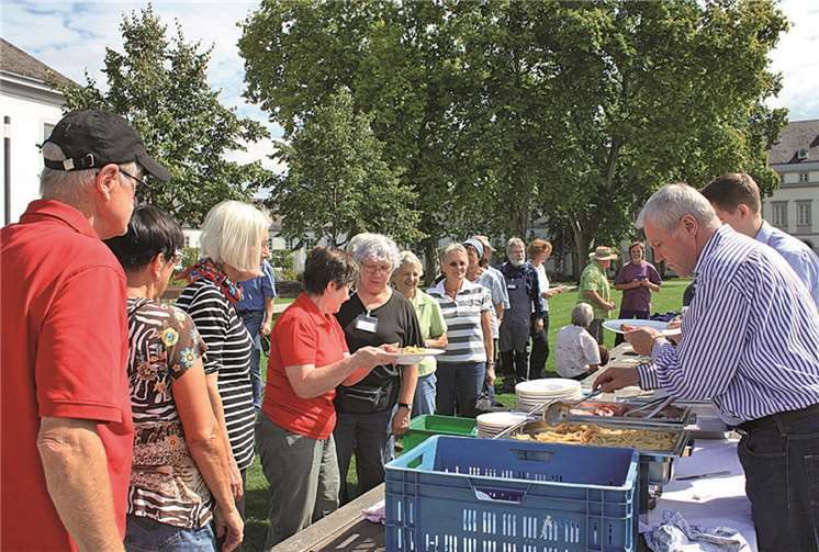 Über 30 Helfer haben sich Mal zur Arbeit in den Beeten zusammengefunden. Als besonderes Ereignis wurde das Team nach getaner Arbeit zu einem Mittagessen an der Langen Tafel erwartet.  Anna Maria Schuster