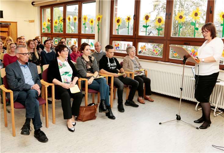 Über 30 Jahre war Thomas Linnarz (l. mit Familie) in der GS Hausmeister. In einer kleinen Feierstunde wurde er verabschiedet. Rechts Rektorin Angelika Schifferings.  -SES-