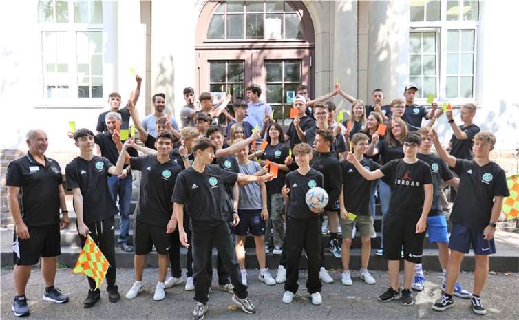 Über 30 Jungen und Mädchen waren mit Begeisterung bei der Schiedsrichterausbildung am RWG dabei .  Foto: Jörg Niebergall