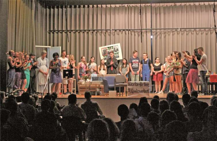 Über 30 Schülerinnen und Schüler aus den Jahrgangsstufen 8 und 10 überzeugten mit dem Theaterstück „Familiensache“ in der Kurfürstenhalle.privat