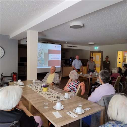 Über 30 Seniorinnen und Senioren hörten aufmerksam den Ausführungen zur digitalen Sicherheit zu.  Foto: Monika Kuntze