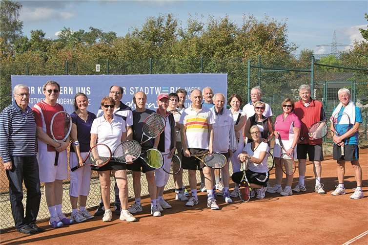Über 30 Tennisfreunde trafen sich zum beliebten „Herbstlaubturnier“ des ATC. privat