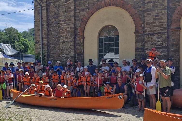 Über 30 Väter mit ihren Kindern mit Kanus auf der Lahn.