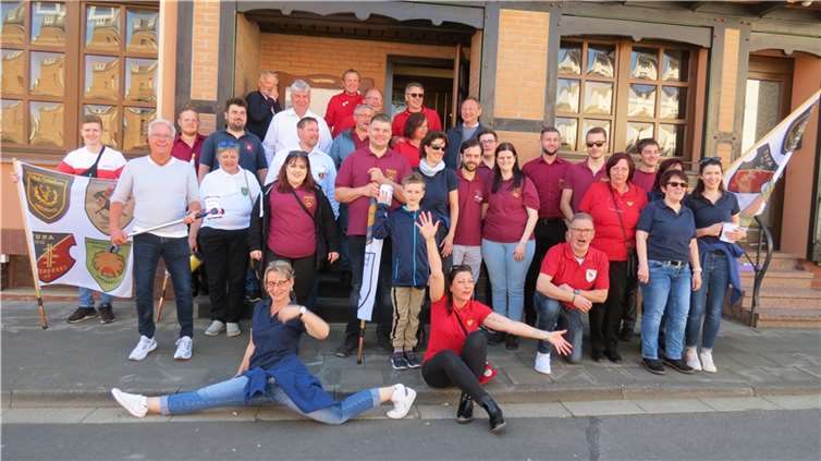 Über 30 Vertreter der Dorfvereine versammelten sich zum Osterkött-Zoch.  Foto: privat