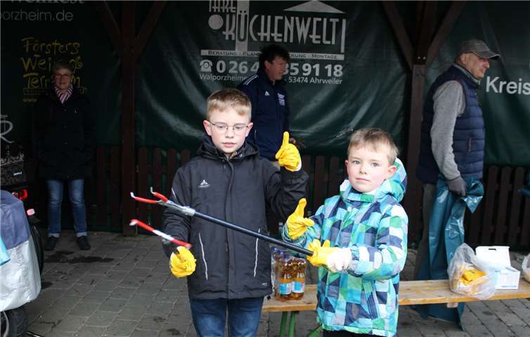Über 30 freiwillige Helfer waren beim „Dreck weg Tag“ in Walporzheim am Start, darunter auch sechs Kinder. Foto: DU
